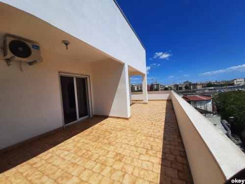 Ampio terrazzo sul tetto del B&B Bari Centro con vista sulla città, pavimenti in cotto e unità di climatizzazione