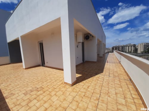 Ampio terrazzo panoramico del B&B Bari Centro con struttura bianca moderna, pavimentazione in cotto e vedute sulla città di Bari