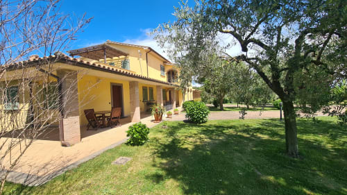 Villa jaune à l'Agriturismo Buriano avec terrasse, vue sur le jardin et oliviers à Lubriano, Italie