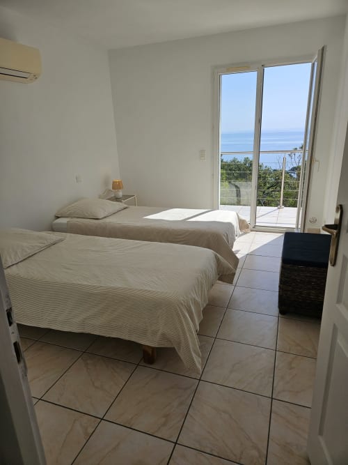 Chambre twin lumineuse à la Villa Eva gérée par la conciergerie Corsu Di Core à Favone, avec vue mer et équipements modernes