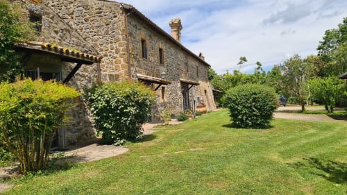 Casa colonica in pietra dell'Agriturismo Buriano a Lubriano con giardini curati e prato verde