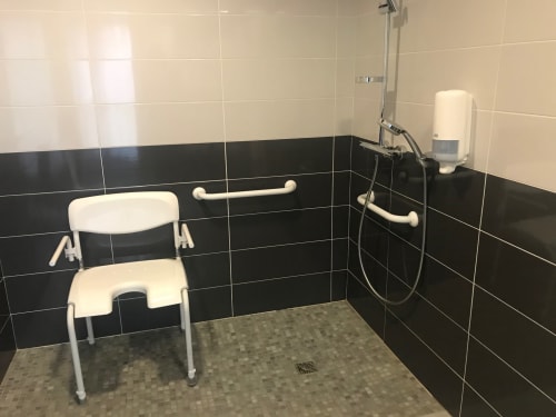 salle de bain moderne et PMR, proche du Puy du Fou, en Vendée