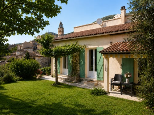 Charmantes Steinhaus mit grünen Fensterläden und Garten in Gagnières, Südfrankreich
