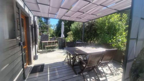 Patio ombragé avec table et chaises de salle à manger aux Chambres d'hôtes le CLOS DU TAY à La Gacilly