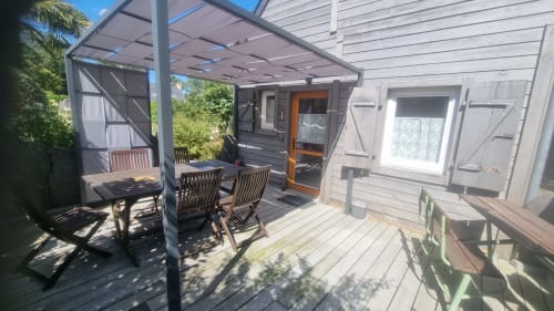 Spacieuse terrasse en bois avec pergola au gîte Le Clos du Tay à La Gacilly, France