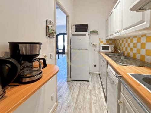 Cuisine moderne avec vue sur la mer, équipée d'appareils chez Century 21 L'Île-Rousse
