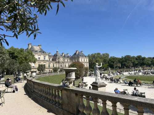 Hôtel des Bains dominant les jardins soignés avec architecture classique et statue aux Jardins du Luxembourg, Paris