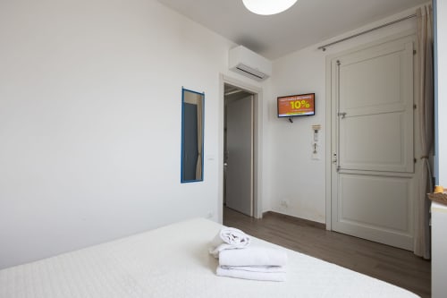 Stella Marina room at Senia del Rais in Favignana with bed, white linens, AC, TV, and modern amenities