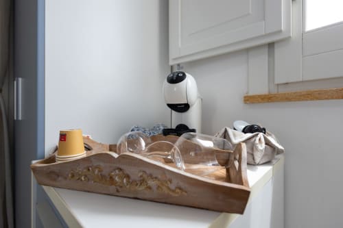 Coffee maker and amenities in Stella Marina room at Senia del Rais B&B, Favignana