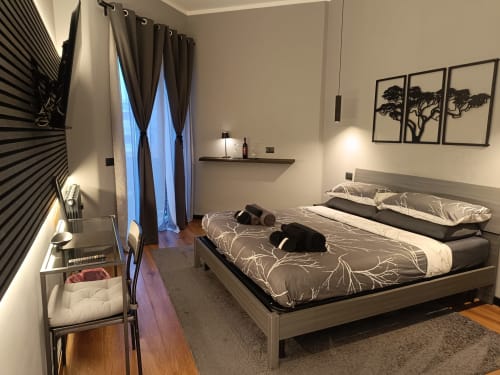Camera moderna al Trastevere Noir B&B di Roma con letto matrimoniale, tende scure, opere d'arte e arredamenti contemporanei
