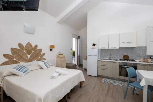 Sardina apartment at Senia del Rais in Favignana with bed, kitchen, and mountain view décor