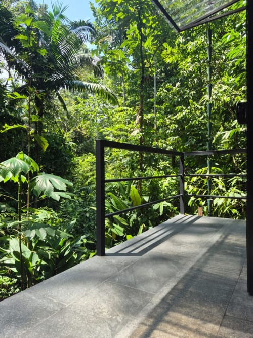 Balcón de la habitación Morpho en Fauna Lodge con vista al exuberante dosel del bosque tropical, Península de Osa, Costa Rica