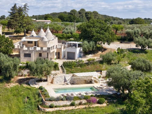 Villa Trulli Life con caratteristica architettura trullo dai tetti conici, piscina e uliveti a Bari, Italia