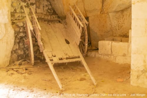 Chambre souterraine historique avec échelles en bois à Les Troglos de Beaulieu, hébergement troglodyte à Beaulieu-lès-Loches, France