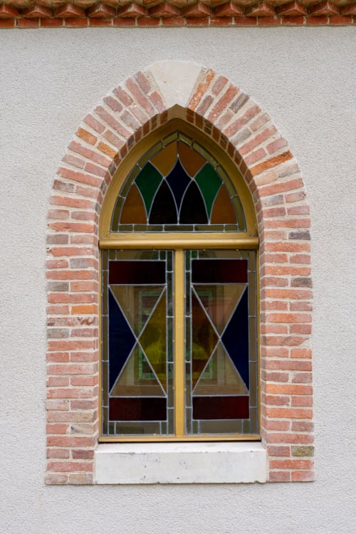 Fenêtre en arc gothique avec vitrail au château de la Malmaison, Aÿ-Champagne