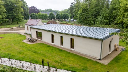Villa La Chapelle au Château de la Malmaison à Aÿ-Champagne, bâtiment blanc moderne aux toits métalliques entouré de verdure