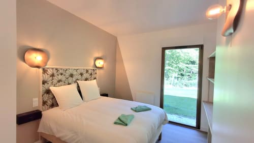 Chambre moderne à la villa La Chapelle du Château de la Malmaison à Aÿ-Champagne, avec vue sur la piscine et éclairage contemporain