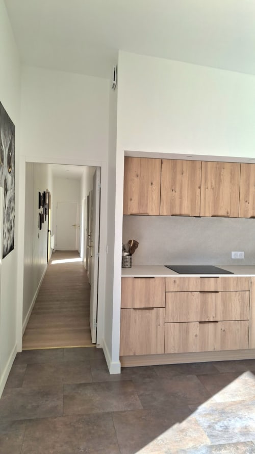 Kitchenette moderne aux placards en bois de la villa La Chapelle au Château de la Malmaison, Aÿ-Champagne