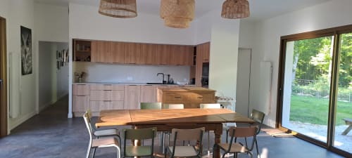 Espace moderne de salle à manger et cuisine à la villa La Chapelle du Château de la Malmaison, région Champagne