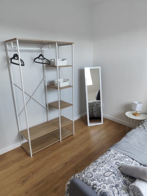 Dressing moderne et miroir dans la chambre de l'appartement Accolade Châteaudun