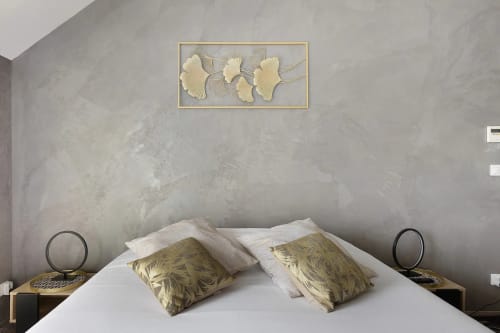 Chambre contemporaine au Petit Villeneuve B&B avec lit blanc, coussins dorés et art minimaliste à Saint-Georges-sur-Cher
