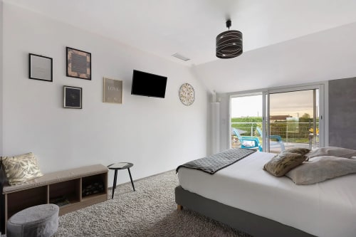 Chambre moderne au Petit Villeneuve avec vue sur jardin, TV et balcon privé
