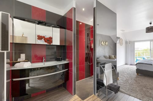 Salle de bain attenante moderne avec accents de carrelage rouge au gîte Le Petit Villeneuve, Saint-Georges-sur-Cher