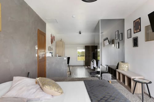 Chambre contemporaine au Gîte Le Petit Villeneuve à Saint-Georges-sur-Cher avec vue jardin, lit, espace de travail et séjour ouvert