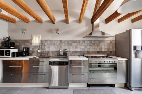 Cuisine moderne du gîte Le Pressoir, Saint-Georges-sur-Cher, équipée d'appareils inox et de poutres en bois