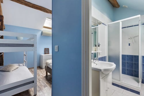Chambre moderne bleu et blanc avec salle de bain attenante au gîte Le pressoir du Petit Villeneuve à Saint-Georges-sur-Cher, France