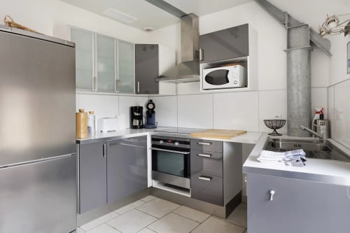 Cuisine moderne du Gîte l'Aérostier au Petit Villeneuve, Saint-Georges-sur-Cher, équipée d'appareils en acier inoxydable et