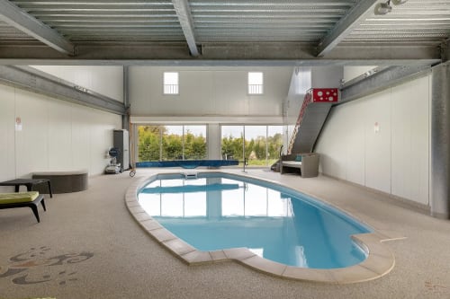 Piscine intérieure du gîte Le Petit Villeneuve à Saint-Georges-sur-Cher, France
