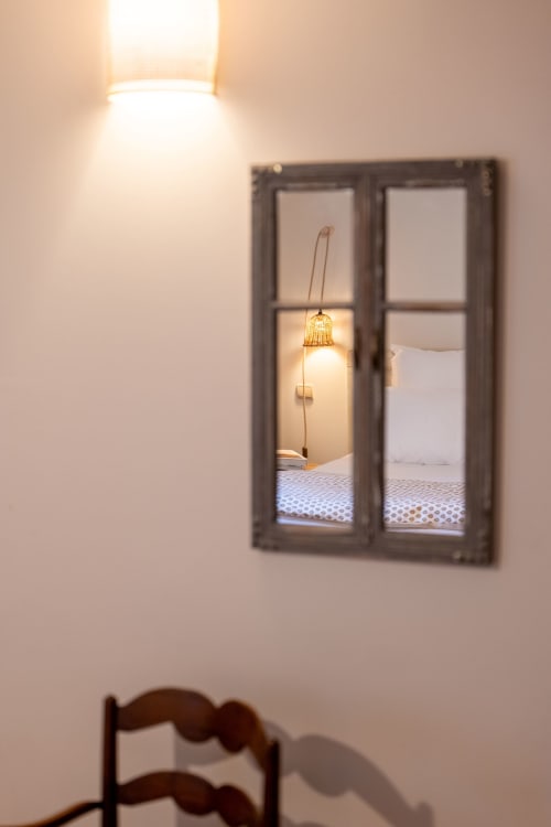 Miroir de chambre reflétant le lit et la lampe suspendue du Mas Bella Cortis B&B à La Garde-Adhémar, France