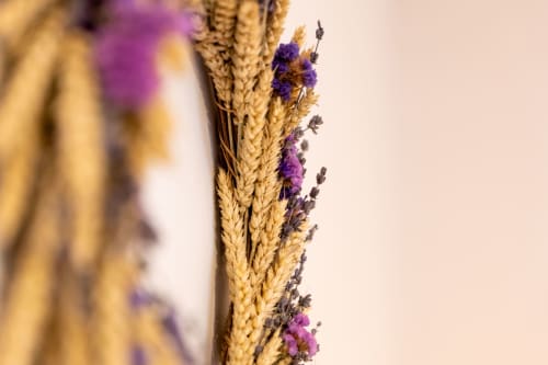 Composition de blé séché et de lavande pourpre au Mas Bella Cortis, un gîte de charme français à La Garde-Adhémar