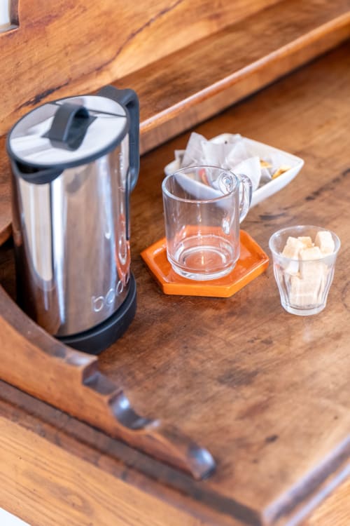 Welcoming tea service setup at Mas Bella Cortis bed and breakfast in La Garde-Adhémar with kettle, glasses, and sugar cubes