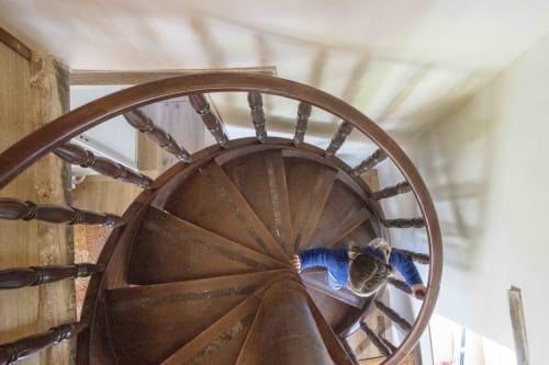 Escalier hélicoïdal en bois aux balustres tournés du gîte Le Colombier à Cour Du Liège, Baugé-en-Anjou