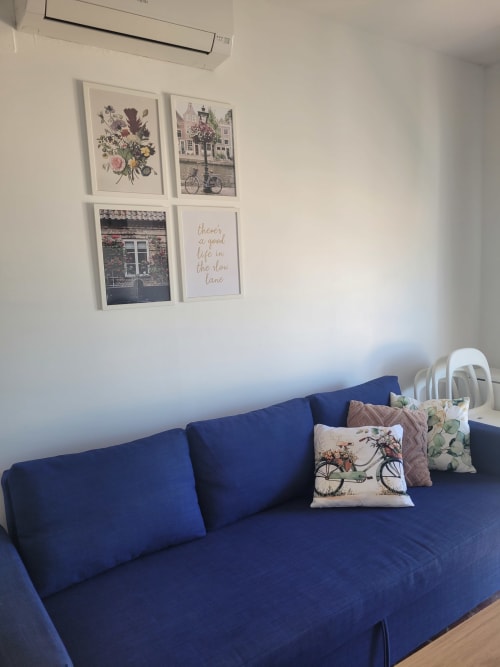 Sofá azul con cojines decorativos en apartamento luminoso de Apartamentos A la Orilla del Mar, Matalascañas, con marco