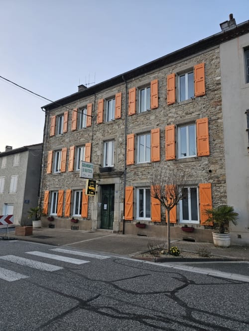 Bastide du Thoré, chambre d'hôtes à Labastide-Rouairoux avec façade en pierre et volets orange