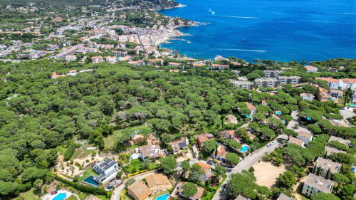 Vue aérienne de la station balnéaire de Palafrugell avec villas, mer Méditerranée et végétation luxuriante autour de Finques Garcia