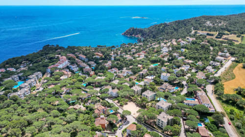 Vue aérienne de Finques Garcia Enrich à Palafrugell, Espagne avec la côte méditerranéenne et une verdure luxuriante