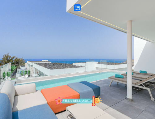 Piscina infinita Villa Bellavista con vistas al mar, zona de descanso y litoral de Adeje en Tenerife