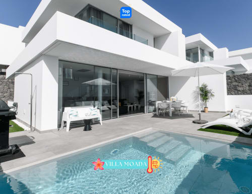 Moderna villa blanca en Adeje con piscina climatizada, vistas al mar y terraza de diseño contemporáneo