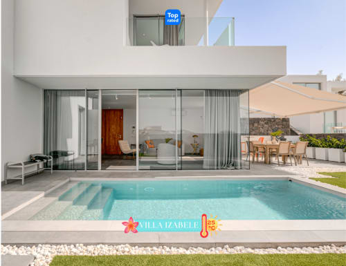 Piscina climatizada privada y terraza de Villa Izabele con arquitectura moderna y vistas al mar en Adeje, Tenerife