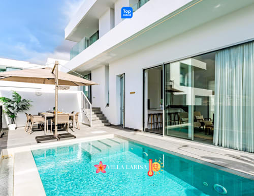 Piscina privada climatizada turquesa de Villa Larisa con terraza, comedor, sombrilla y moderna villa blanca en Adeje