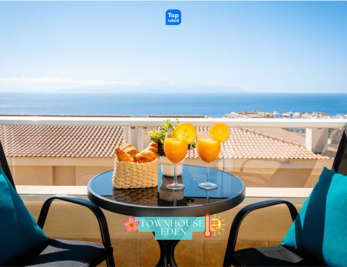 Terraza con vistas al océano, zumo de naranja y croissants en la villa de lujo Townhouse Eden en Adeje, Tenerife