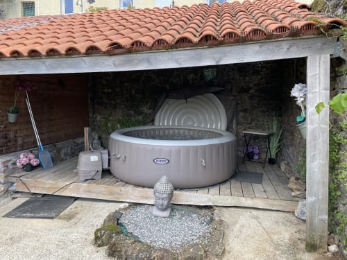 Bain à remous gonflable sous patio couvert avec toit en terre cuite au Petit Moulin B&B à Pouzauges, France