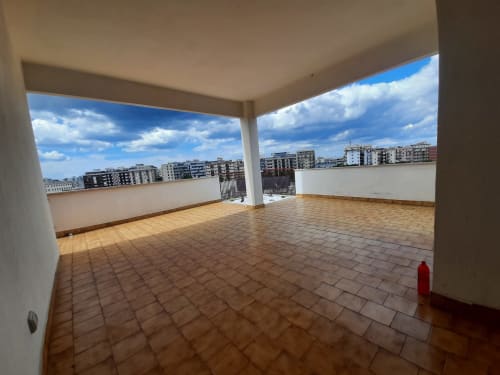 Ampio terrazzo panoramico nel B&B Bari Centro con vedute sulla città e gli edifici residenziali di Bari sotto un cielo azzurro