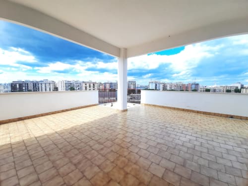 Terrazza spaziosa con vista sulla città presso Urban View Bari, luminosa lounge sul tetto con pavimentazione in piastrelle