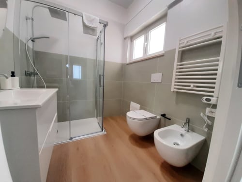 Bagno moderno con doccia, toilet, bidet e scaldasalviette all'hotel Urban View Bari a Bari, Italia