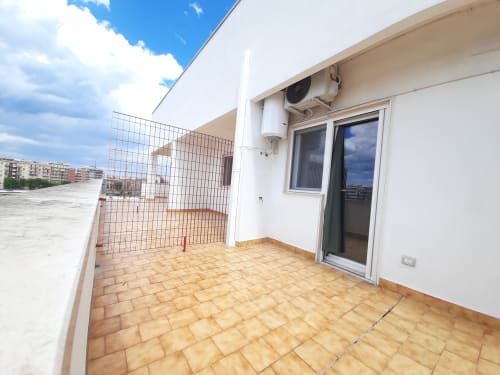 Ampio terrazzo panoramico presso B&B Bari Centro con vista sulla città, pavimenti in cotto e servizi moderni a Bari
